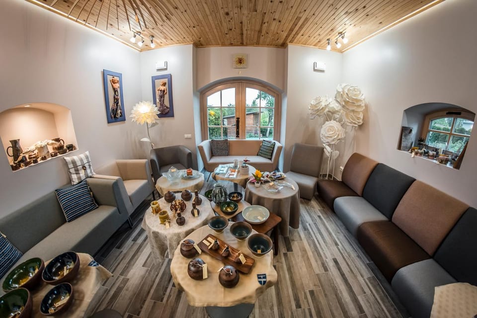 Living room, Decorative detail, Seating area, Meeting/conference room, Garden view