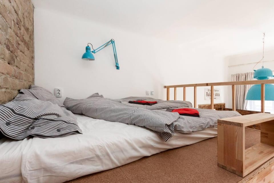 Bed, Living room, towels