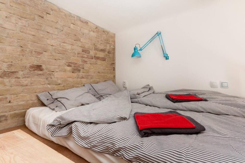 Bed, towels