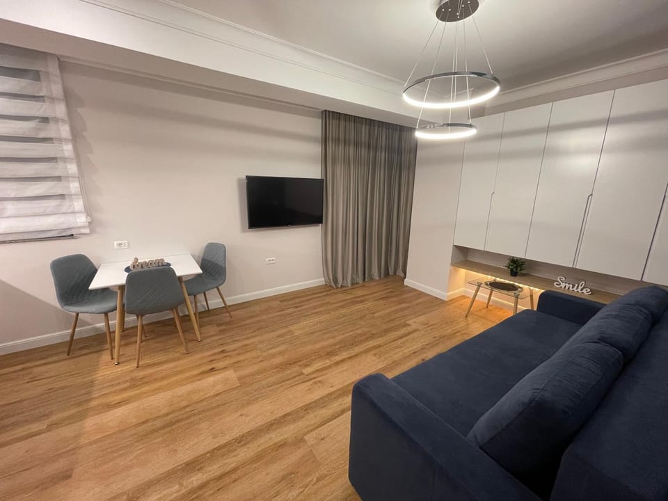 Communal lounge/ TV room, Living room, Dining area