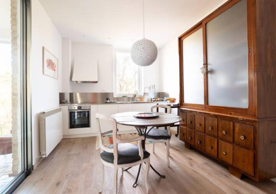 Kitchen or kitchenette, Dining area