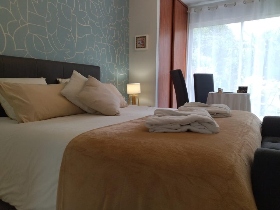 Bed, Photo of the whole room, wardrobe