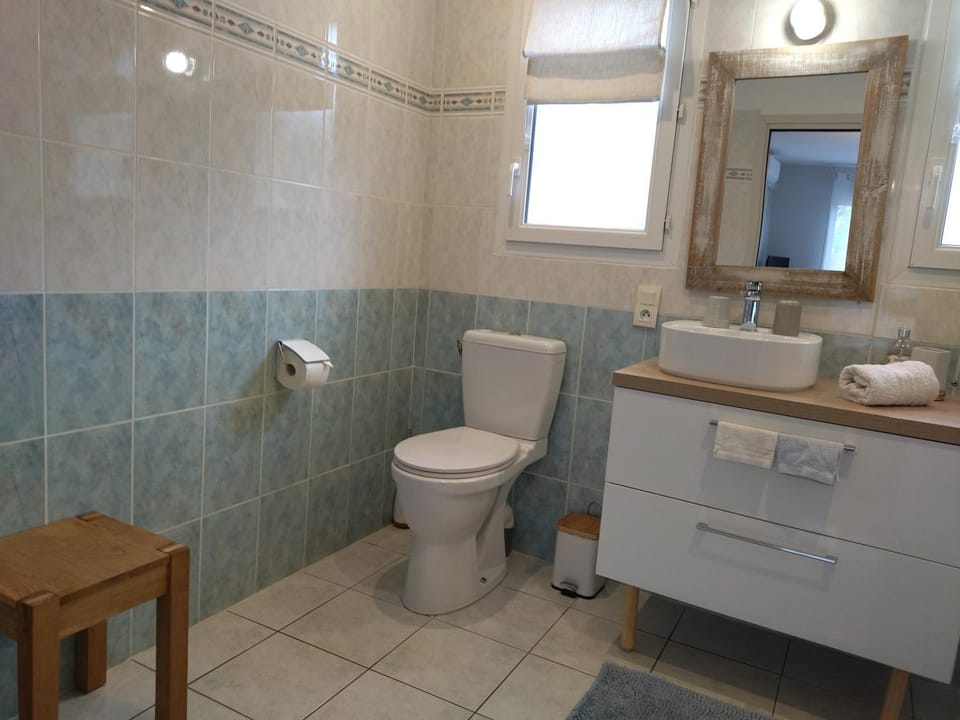 Toilet, Bathroom, towels
