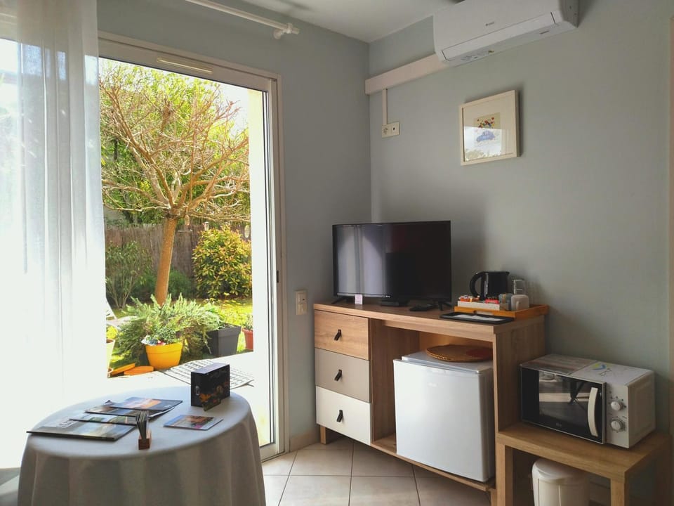 Patio, TV and multimedia, Coffee/tea facilities, microwave, air conditioner