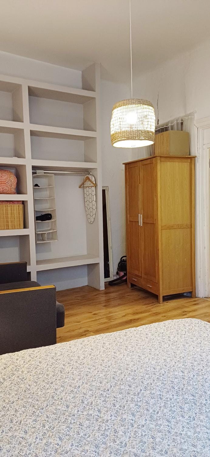 Photo of the whole room, Bedroom, wardrobe