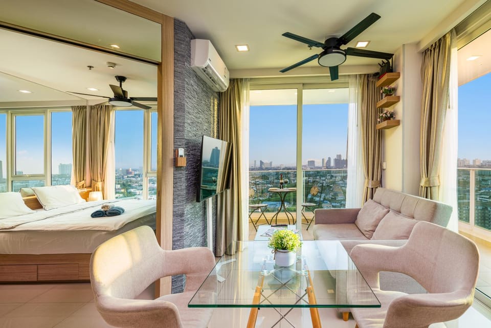 Property building, Bed, TV and multimedia, View (from property/room), Balcony/Terrace, Living room, Photo of the whole room, Seating area, City view, air conditioner