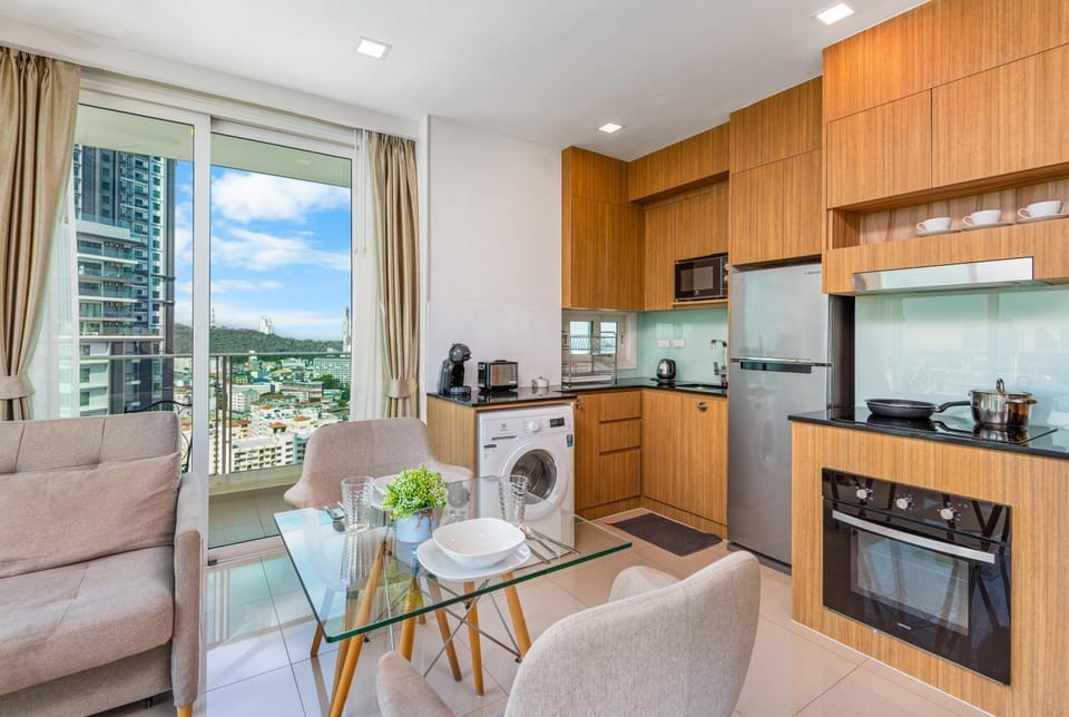 Property building, View (from property/room), Balcony/Terrace, Photo of the whole room, Seating area, City view, Mountain view, microwave, oven, kitchen