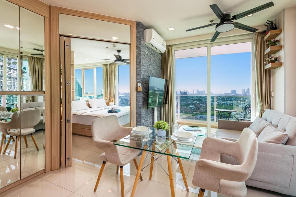 Property building, TV and multimedia, View (from property/room), Balcony/Terrace, Living room, Photo of the whole room, Seating area, City view