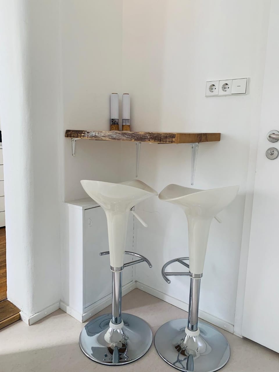 Photo of the whole room, Decorative detail