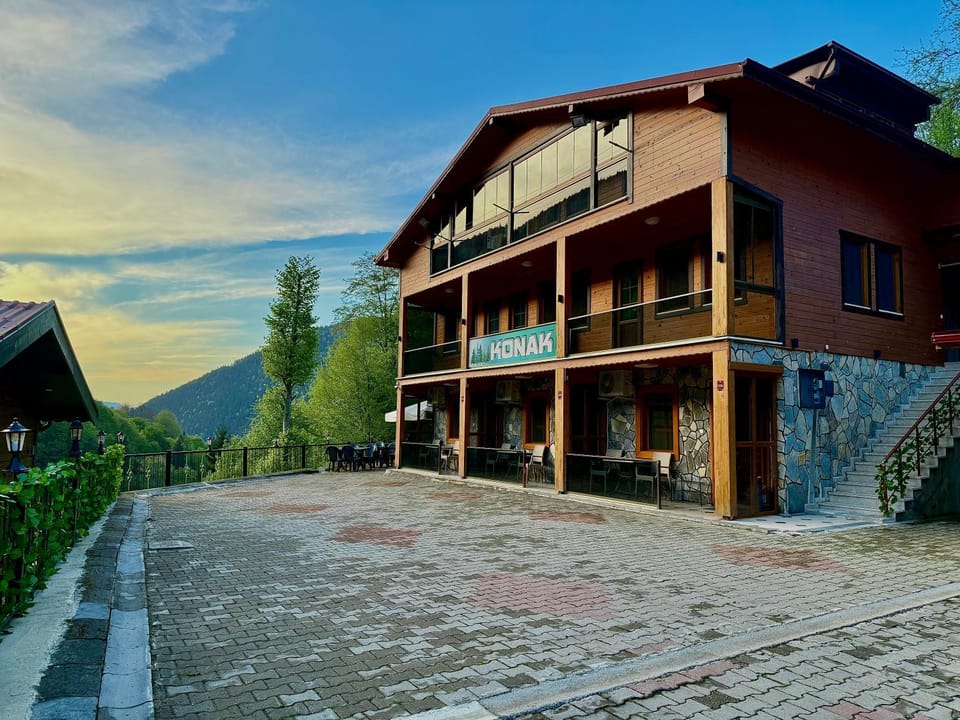 Property building, Off site, Day, Garden, Mountain view
