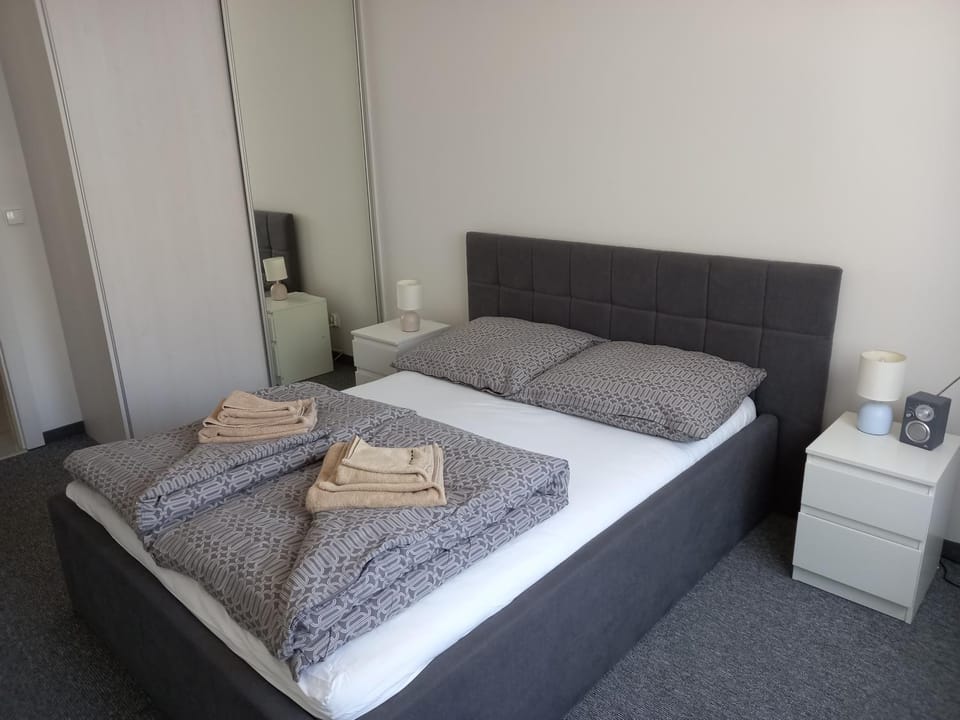 Bed, Photo of the whole room, Bedroom, towels