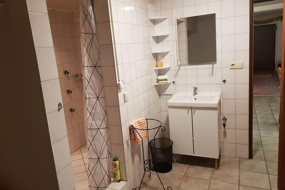 Ferienwohnung und Monteurwohnung mit großer begehbarer Dusche Apartment in North Rhine-Westphalia