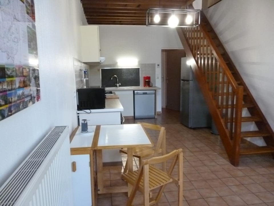 Kitchen or kitchenette, Dining area