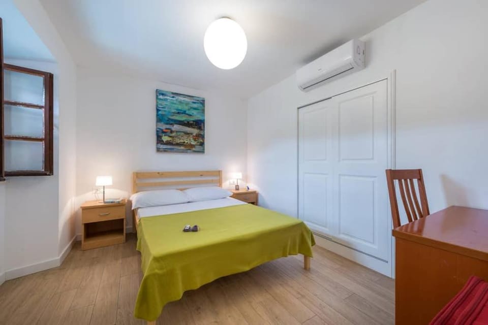 Photo of the whole room, Bedroom, air conditioner