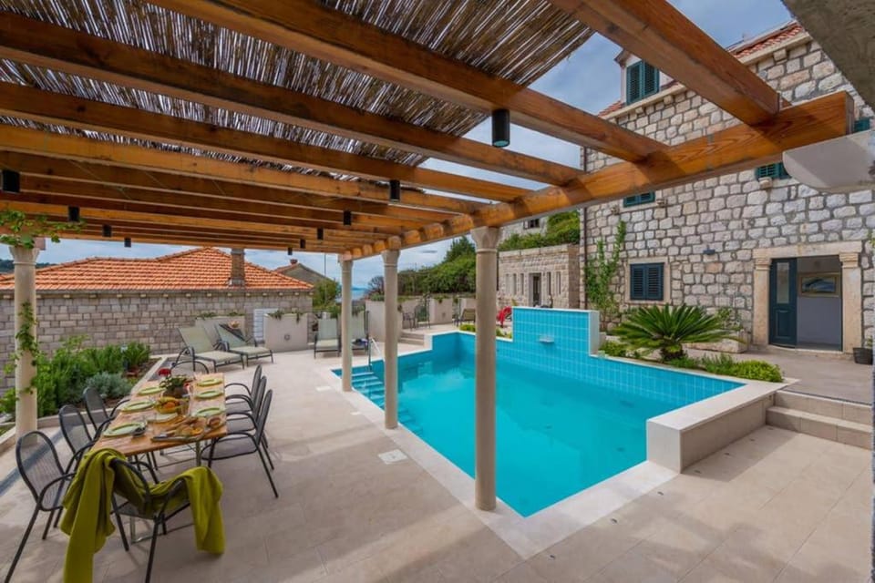 Property building, Patio, Day, Pool view, Swimming pool, sunbed