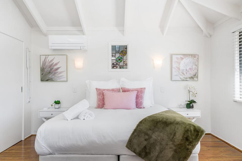 Bed, Photo of the whole room, Bedroom, air conditioner