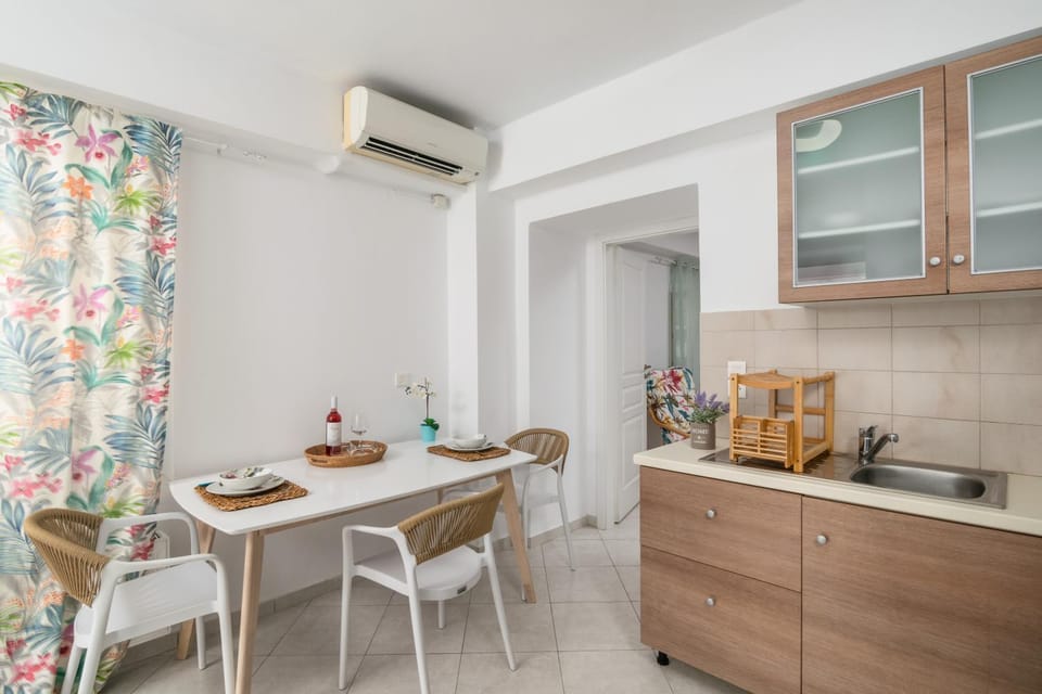 Kitchen or kitchenette, kitchen
