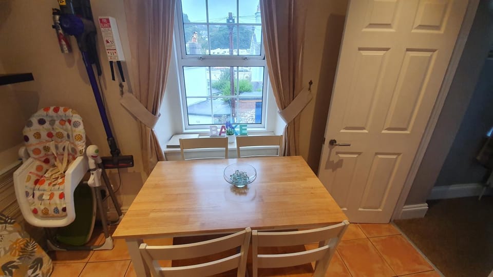 Coffee/tea facilities, Kitchen or kitchenette, Dining area