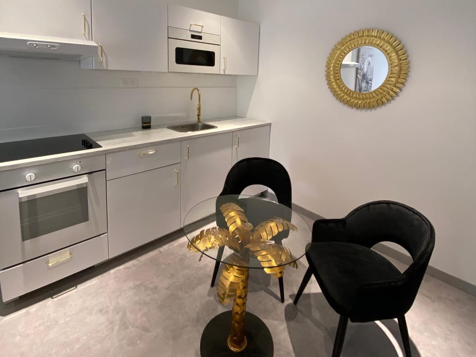 Kitchen or kitchenette, Dining area