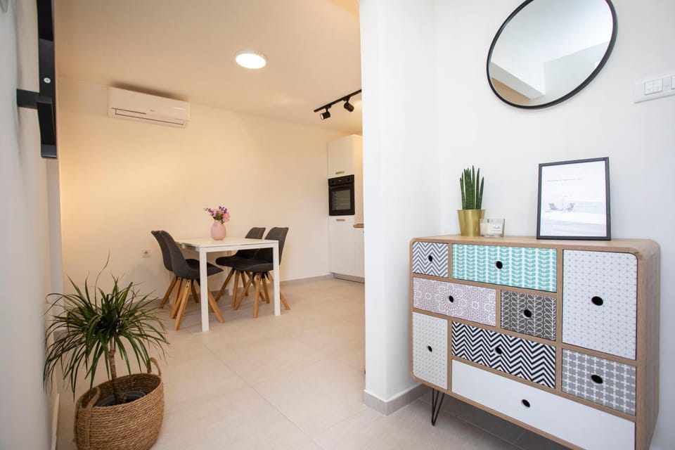 Facade/entrance, Dining area