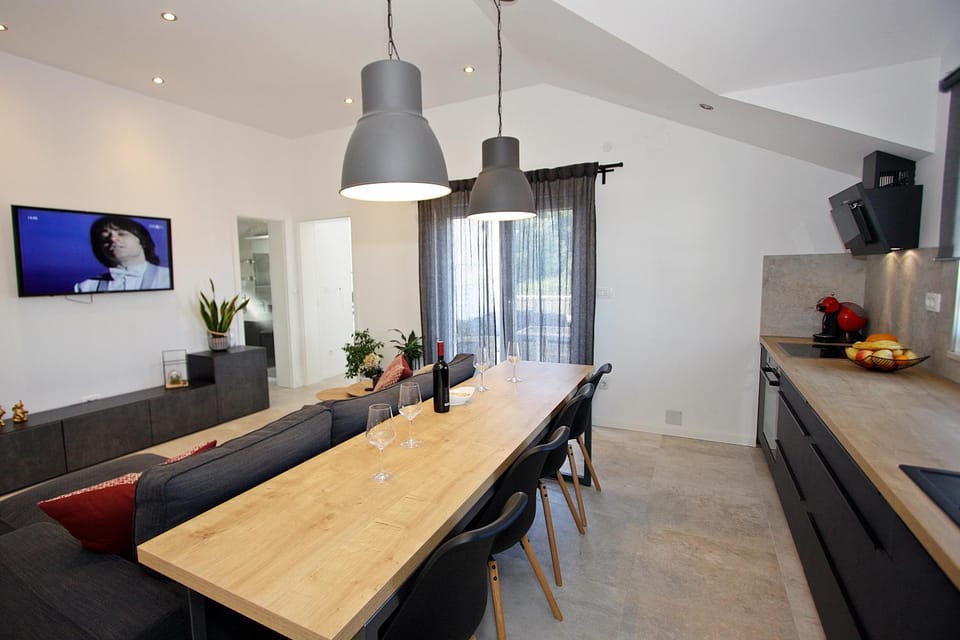 TV and multimedia, Kitchen or kitchenette, Living room, Seating area, Dining area