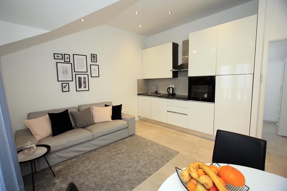 Kitchen or kitchenette, Living room, Food and drinks, Seating area, Dining area, Food