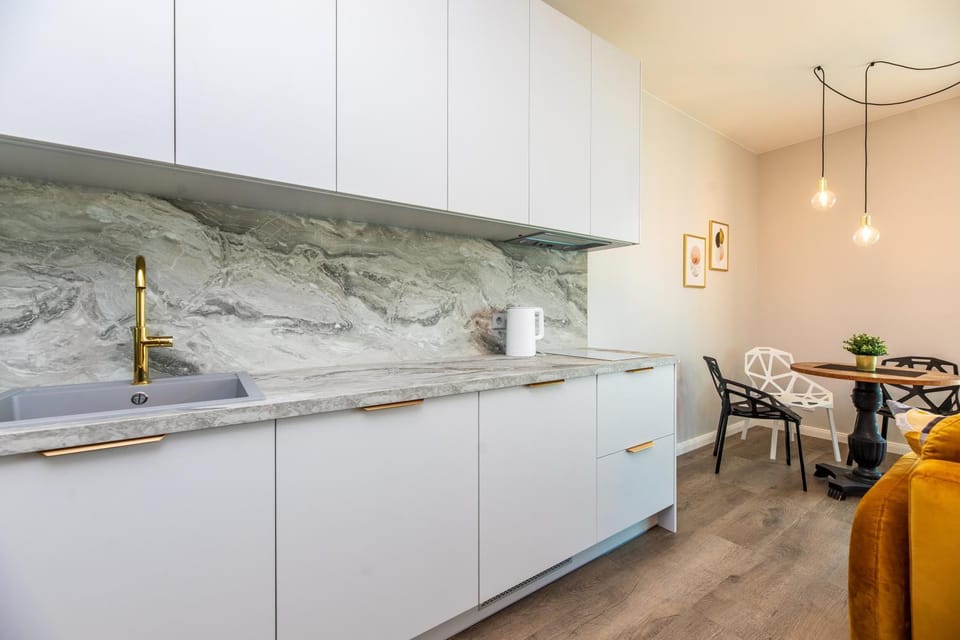 Coffee/tea facilities, Kitchen or kitchenette, Living room, Seating area, Dining area