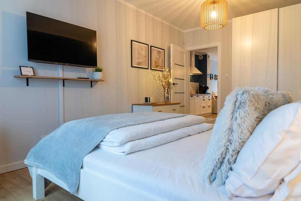 Bed, TV and multimedia, Bedroom