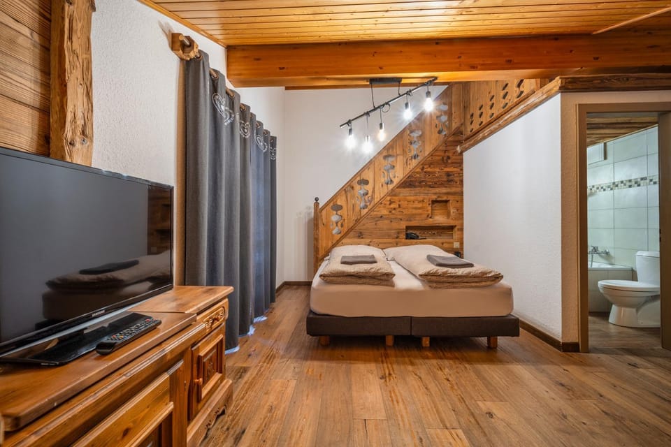 Bed, TV and multimedia, Photo of the whole room, Bedroom, towels