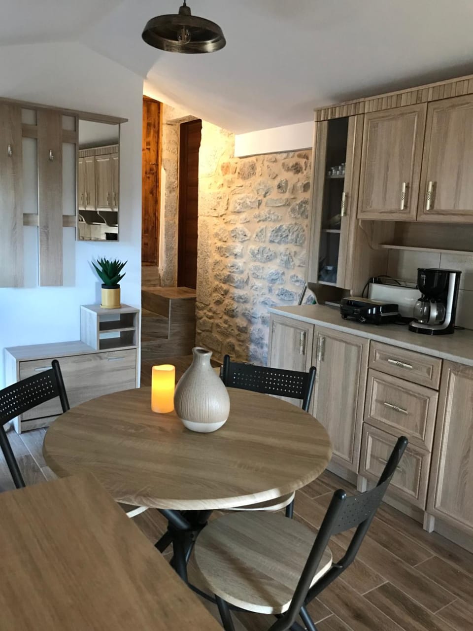 Kitchen or kitchenette, Dining area