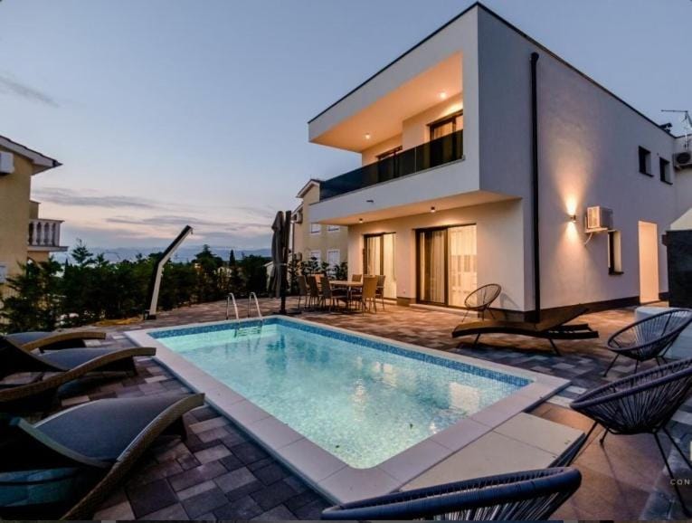 Property building, Swimming pool, sunbed