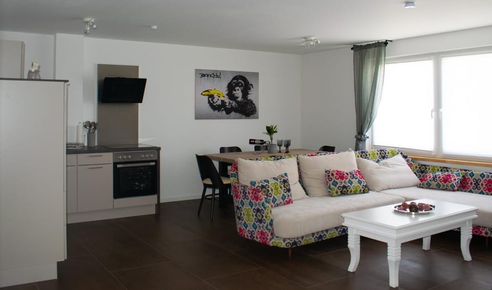Kitchen or kitchenette, Living room, Seating area, Dining area, minibar, pet friendly, stove