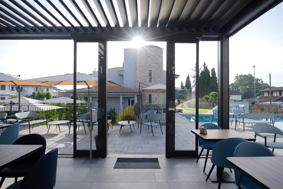Restaurant/places to eat, Lounge or bar