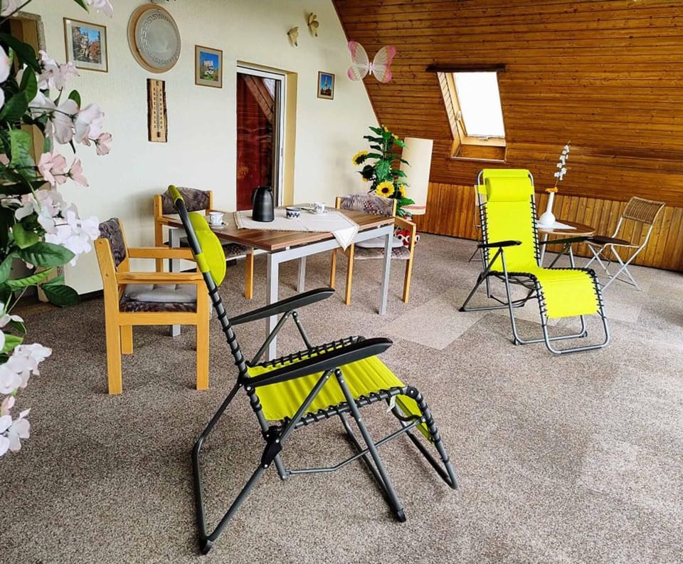 Seating area, Dining area
