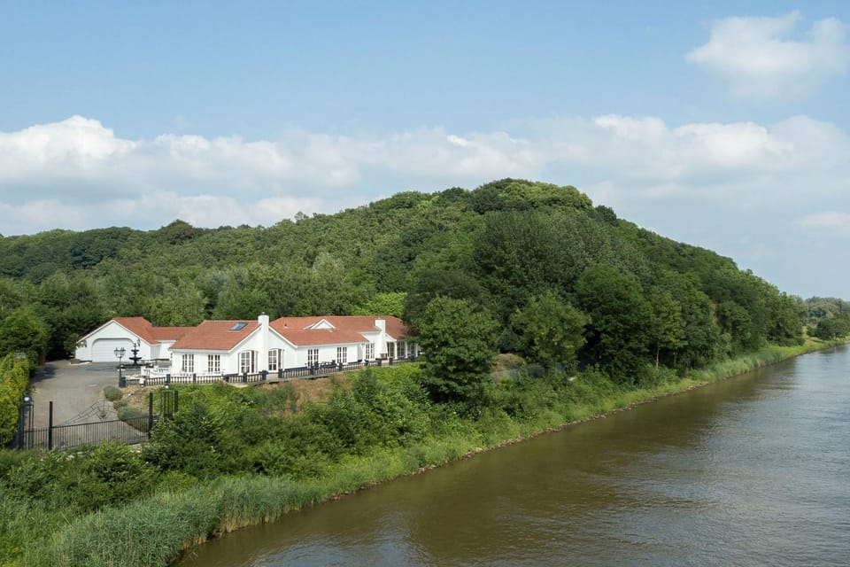 Property building, Day, Natural landscape, Mountain view, River view