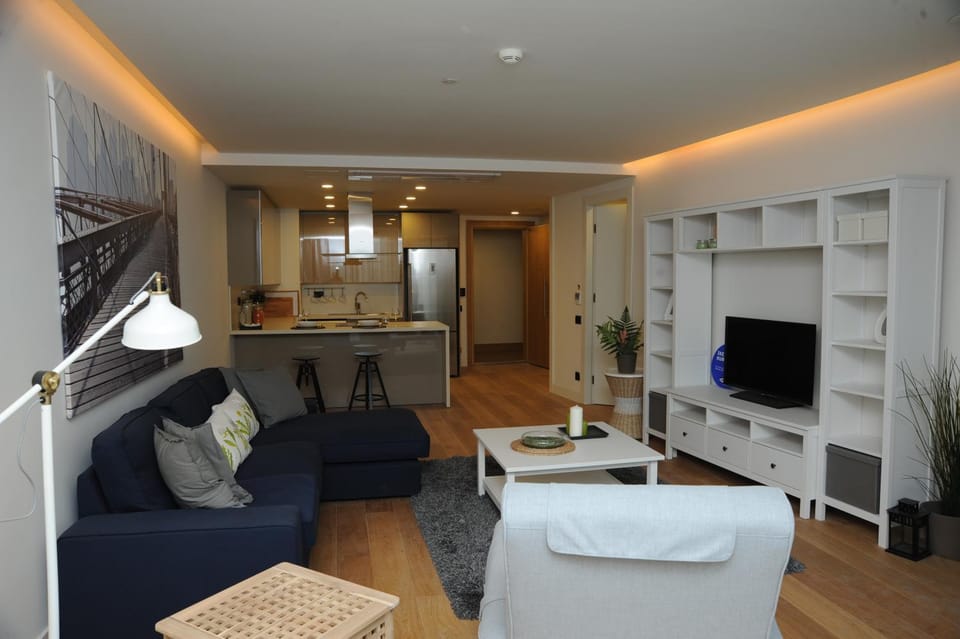 Nightclub / DJ, TV and multimedia, Living room, Seating area, Dining area