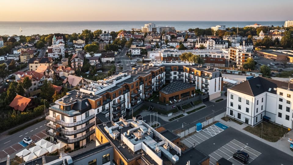 Bird's eye view, Location