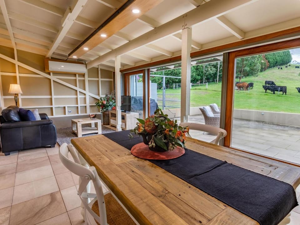 The Dairy at Cavan I Kangaroo Valley I Stunning Views House in Barrengarry
