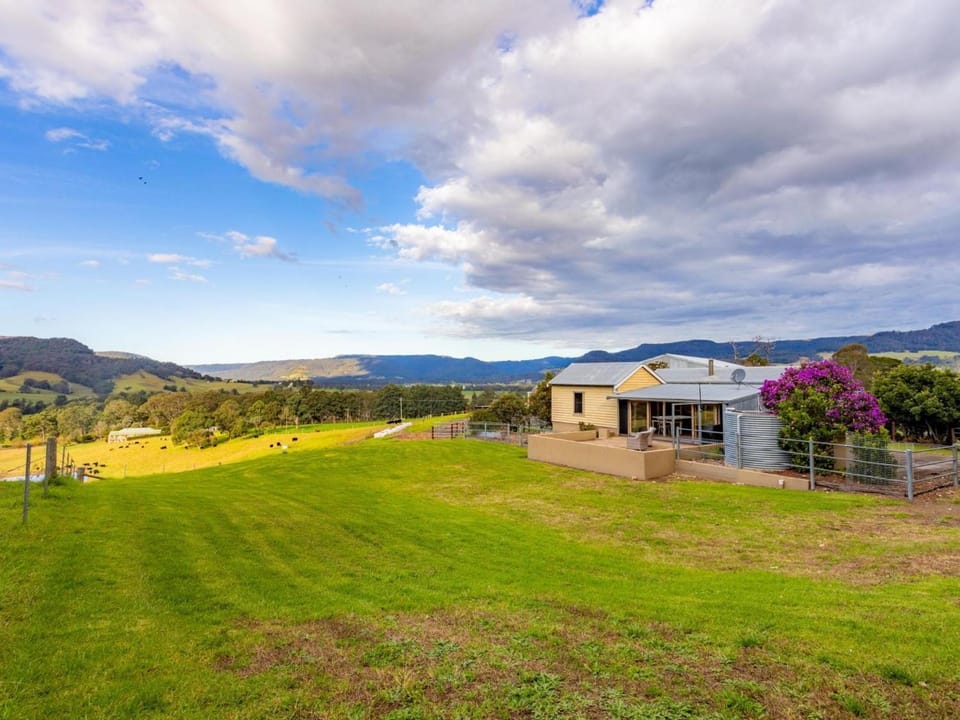 The Dairy at Cavan I Kangaroo Valley I Stunning Views House in Barrengarry