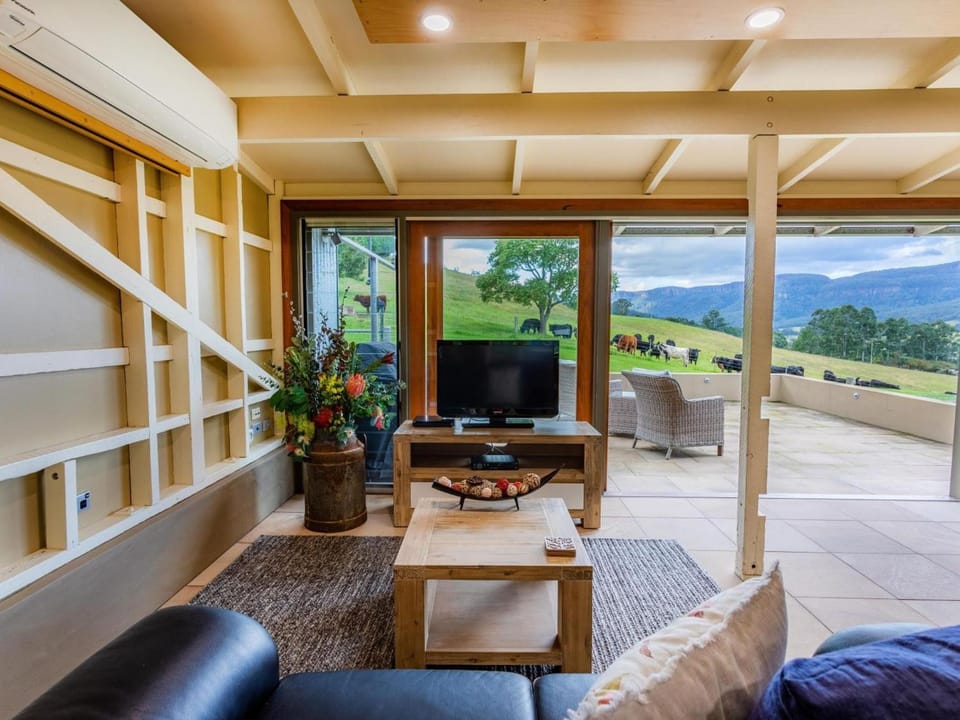 The Dairy at Cavan I Kangaroo Valley I Stunning Views House in Barrengarry