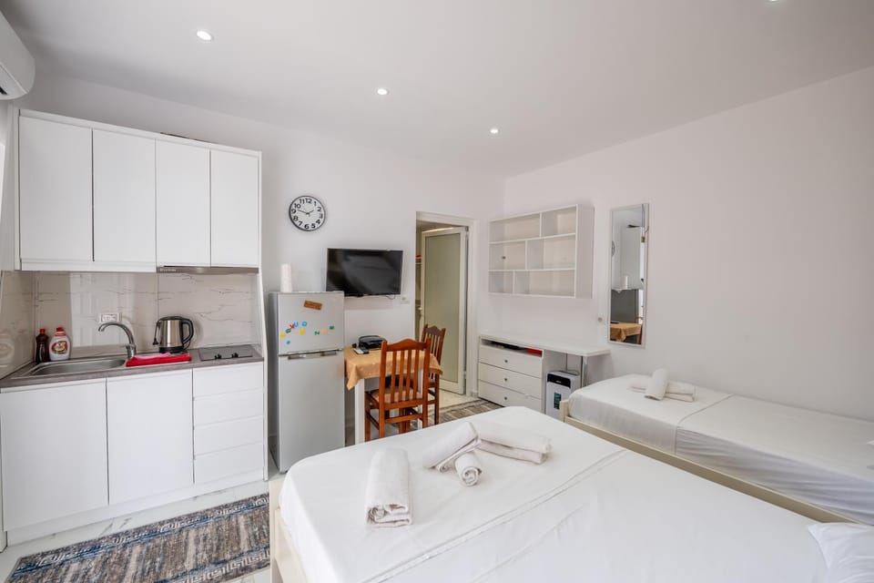 Bed, TV and multimedia, Kitchen or kitchenette, Photo of the whole room, towels