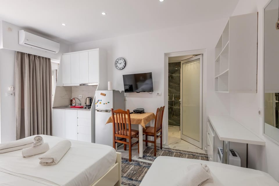 Bed, TV and multimedia, Kitchen or kitchenette, Photo of the whole room, Bedroom, towels, air conditioner