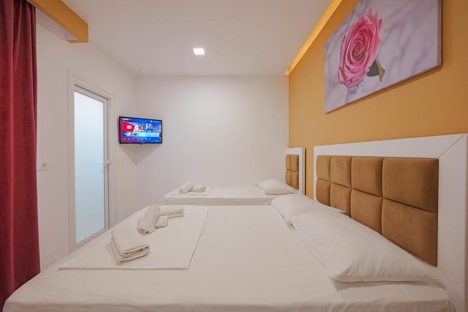 Bed, TV and multimedia, Photo of the whole room, Bedroom