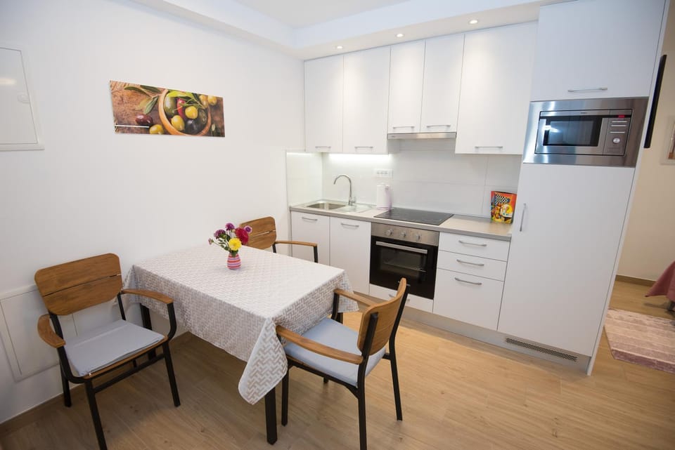 Kitchen or kitchenette, Dining area