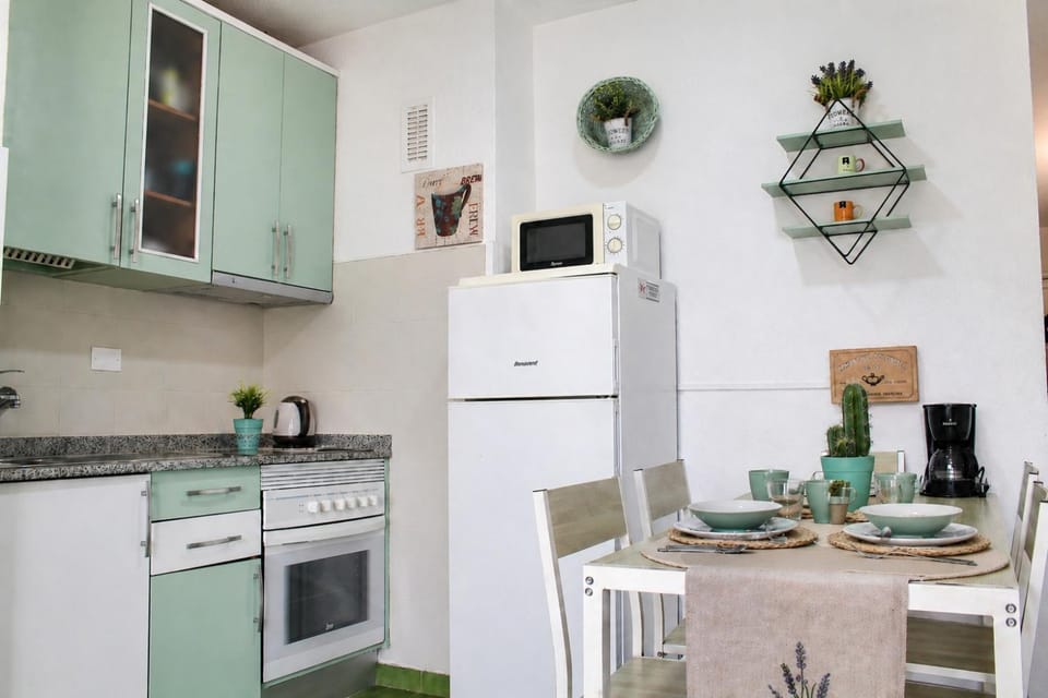 Kitchen or kitchenette, Dining area, oven