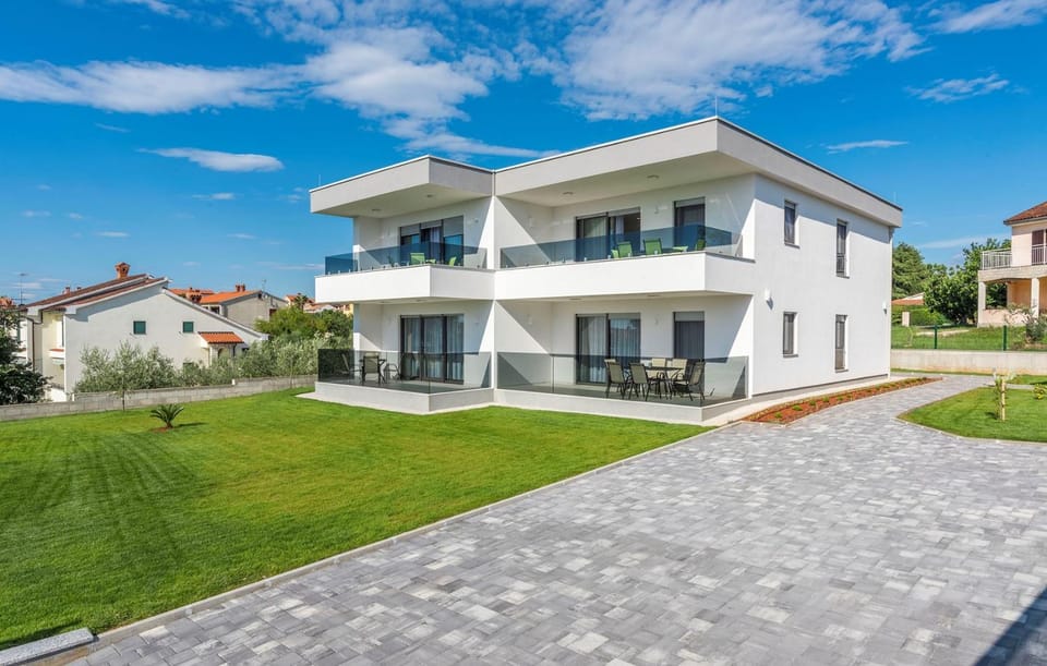 Property building, Neighbourhood, Garden view