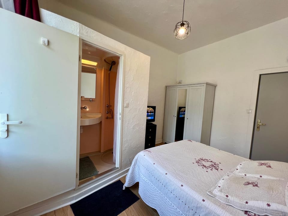 Bed, Photo of the whole room, Bedroom, wardrobe