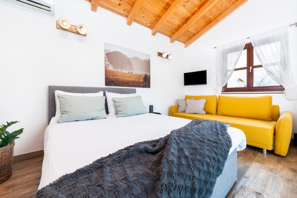 Bed, TV and multimedia, Bedroom