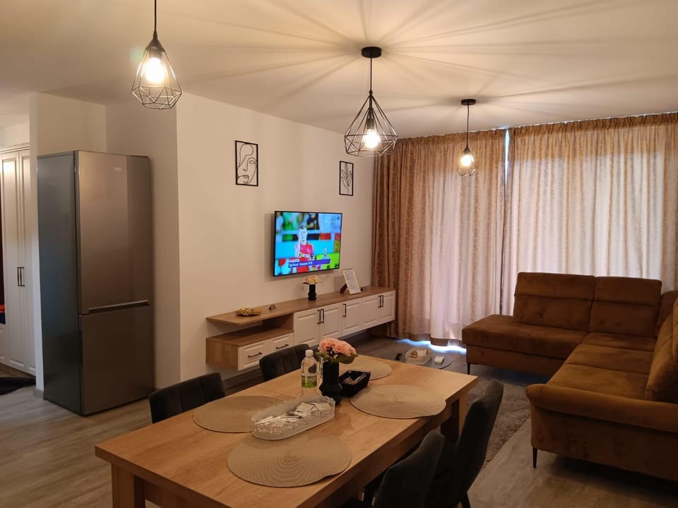 TV and multimedia, Kitchen or kitchenette, Living room, Seating area, Dining area