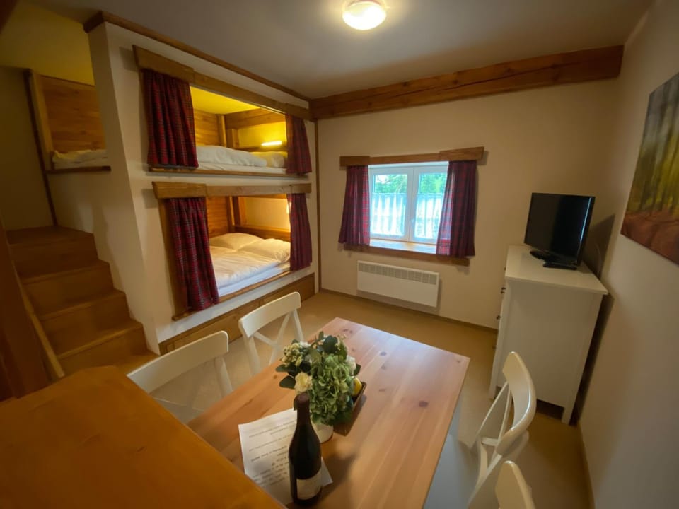 Bed, Dining area, Bedroom